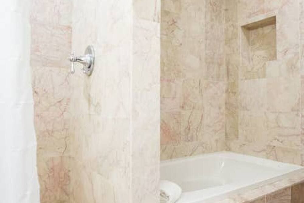 Classic furnished 1BR in Fenway in Brownstone Bldg - Boston - Bathroom