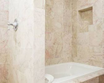 Classic furnished 1BR in Fenway in Brownstone Bldg - Boston - Bathroom