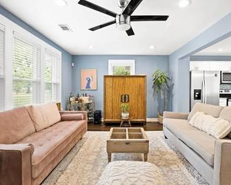 Castlegate Getaway - Decatur - Living room