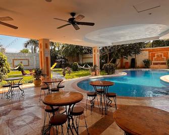 هوتل بالاثيو مايا - ميريدا - حوض السباحة