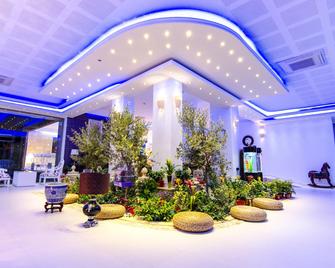 Phoenicia Luxury Hotel - מאמאיה - לובי