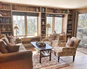 Breathtaking Mountaintop Retreat - Evergreen - Living room
