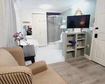 Rosedale Cottage@Baksam lake - Fenelon Falls - Living room
