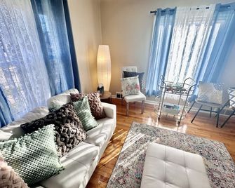 Centrally Located Farmhouse Bungalow - 58” Tv 600 wifi - Roseville - Living room