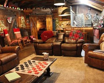 The Christmas cabin at Christmas Tree Lane - Ozark - Лаунж