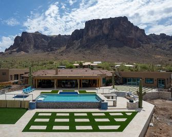 Beautiful oasis with 40' negative edge pool, swim up bar, hiking in Super. Mtns. - Apache Junction - Pool