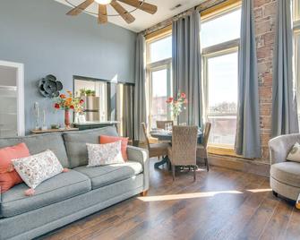 Loft-Style Apt in Dtwn Monett Pets Welcome! - Monett - Sala de estar