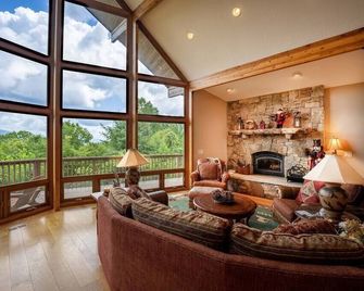 --Mountain Chalet Getaway with Breathtaking View Next to Tail of Dragon-- - Robbinsville - Obývací pokoj