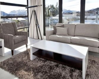 Tenby Apartments - Wanaka - Living room