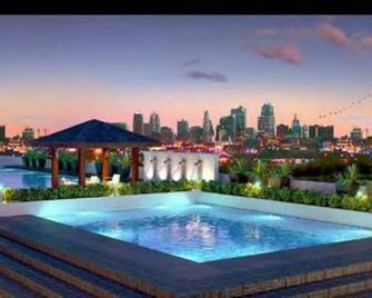 Fully Furnished Condo Across Sm Mall With Unli Wifi And Queen Bed Size - Manila - Pool