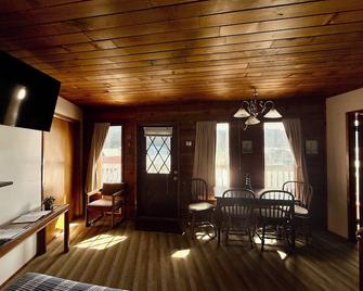 Scenic Bay Motel Room 4 - Bayview - Dining room