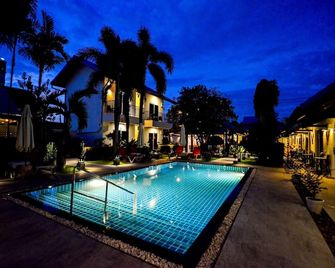 Phuket Airport Hotel - Sakhu - Uima-allas