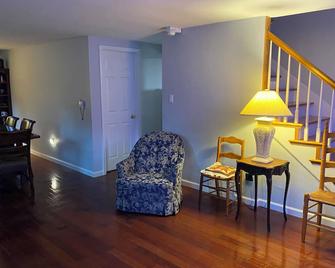 3 bedroom getaway located 10 minutes from Penn State & Beaver Stadium - Port Matilda - Living room