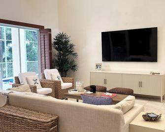 Great Family Home With Pool And Golf Course And Lake Views - Key Largo - Living room