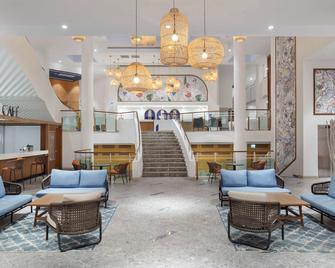 DoubleTree by Hilton Bodrum Isil Club Resort - בודרום - לובי