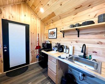 Rustic Tiny House Glamping in Grand Junction: Authentic Rural Charm in Colorado - Grand Junction - Kitchen