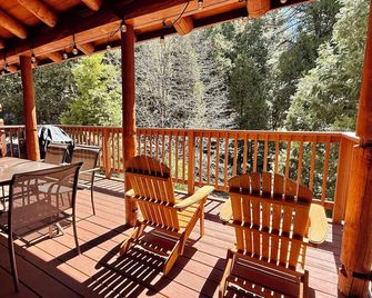 Cozy Idyllwild Log Cabin w/ A/C & EV Charger - Idyllwild - Balcony