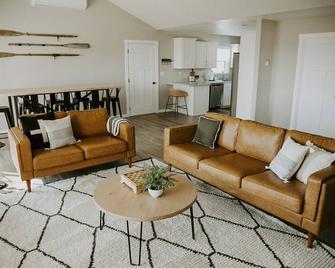 Arrow Haus: Luxe cabin near lakes, winery, resorts & downtown Alex - Alexandria - Living room