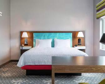 Hampton Inn & Suites by Hilton Maui North Shore - Кахулуї - Спальня
