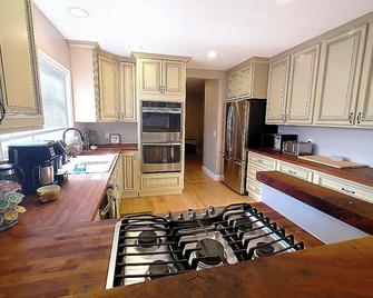 Historic Home reWine Mission Walk Downtown: Coffee, Shop, Dine, Wines, Brews - Lompoc - Kitchen