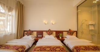 LV Qi Hotel - Lijiang - Bedroom