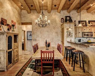 Cowboy Villa, 2 Bedrooms, Sleeps 4, Pool Access, Views, Fireplace - Santa Fe - Salle à manger