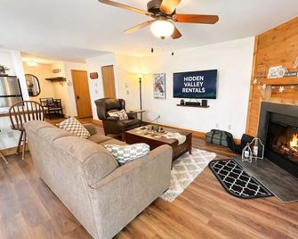 Quiet Getaway w/Free Shuttle to Slopes, Fireplace, Forest View - Somerset - Living room