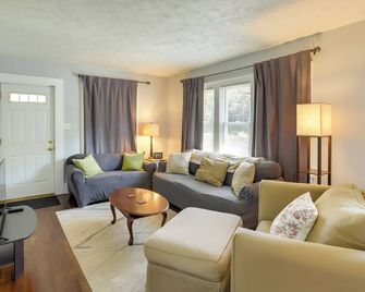 Lovely Home in South Bend Walk to Notre Dame! - South Bend - Living room