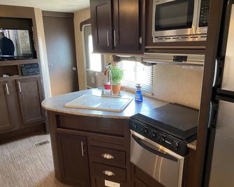 Travel Trailer on 125 acres to relax and take walks - Yreka - Kuchyň