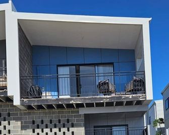 5 minutes walk to the beach! Alkimos Coastal 3 Bedroom Townhouse - Alkimos - Edificio