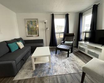 Renovated home in central Wawa - Wawa - Вітальня