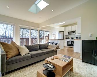 Bright, Modern Suite in the Heart of Downtown Dartmouth! - Dartmouth - Sala de estar