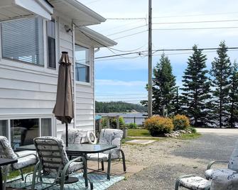 Families, Friends, Pet Friendly. - Black Point - Patio