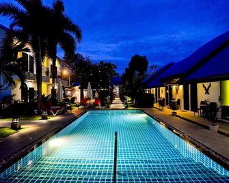 Phuket Airport Hotel - Sakhu - Pileta