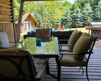Cheerful 4 bedroom cottage retreat, close to beach - Penetanguishene - Patio