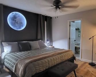 Enchantress Lake Cottage - King Bed/Sleeps 10 - Buford - Slaapkamer