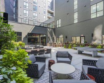 Hulu, Gym With Parking Near Upmc, Pitt Uni, Shopping - Pittsburgh - Patio