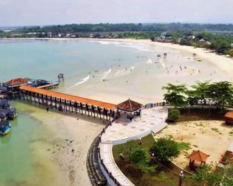 New Bandengan Beach Hotel - Jepara - Beach