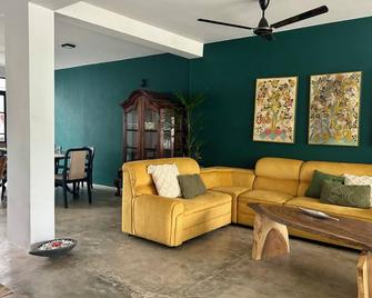 Charming 4-bedroom bungalow with plunge pool - Wattala - Living room