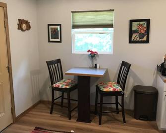 Sleepy Bear #1. One Bedroom Cabin on the Blue Ridge Parkway in Floyd VA - Floyd - Comedor
