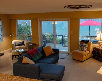 Idyllic Waterfront Escape on Cultus Lake - Chilliwack - Huiskamer