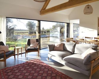 High Cogges Farm Holiday Cottages - The Cart Shed - Witney - Living room