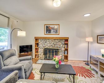 Steps to Lake Huron Retreat with Yard in St Ignace - Saint Ignace - Living room