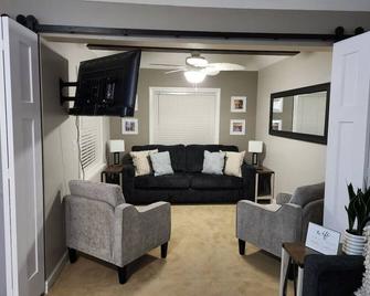 Sandusky Boathouse with view of Cedar Point - Sandusky - Living room