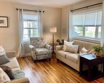 A+ loc, 1/2mi 2 Aqua Turf, cozy & classy, sleeps 6 - Southington - Living room