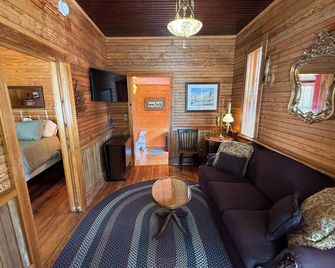 E&A Cottage in heart of downtown Elkin - Elkin - Living room
