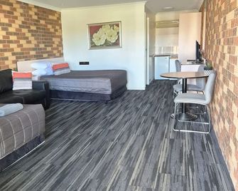 Highway Inn Motel - Hay - Slaapkamer