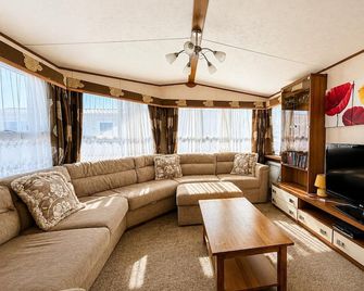 Cosy caravan with side decking at Felixstowe Beach Holiday Park ref 55012SW - Felixstowe - Wohnzimmer