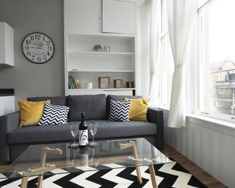 Greenstar Apartments - Dundee - Living room