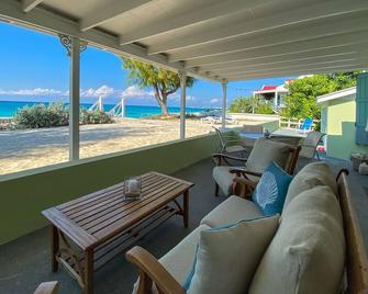 Crabtree #3 Best Beach -Walk 2 Restaurant and Town - Cockburn Town - Balkon